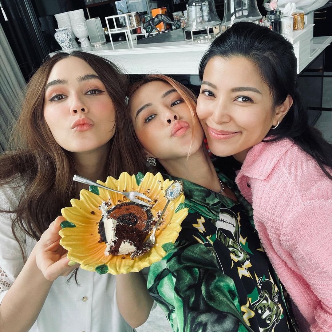 เอมมี่ - มรกต กิตติสาระ
