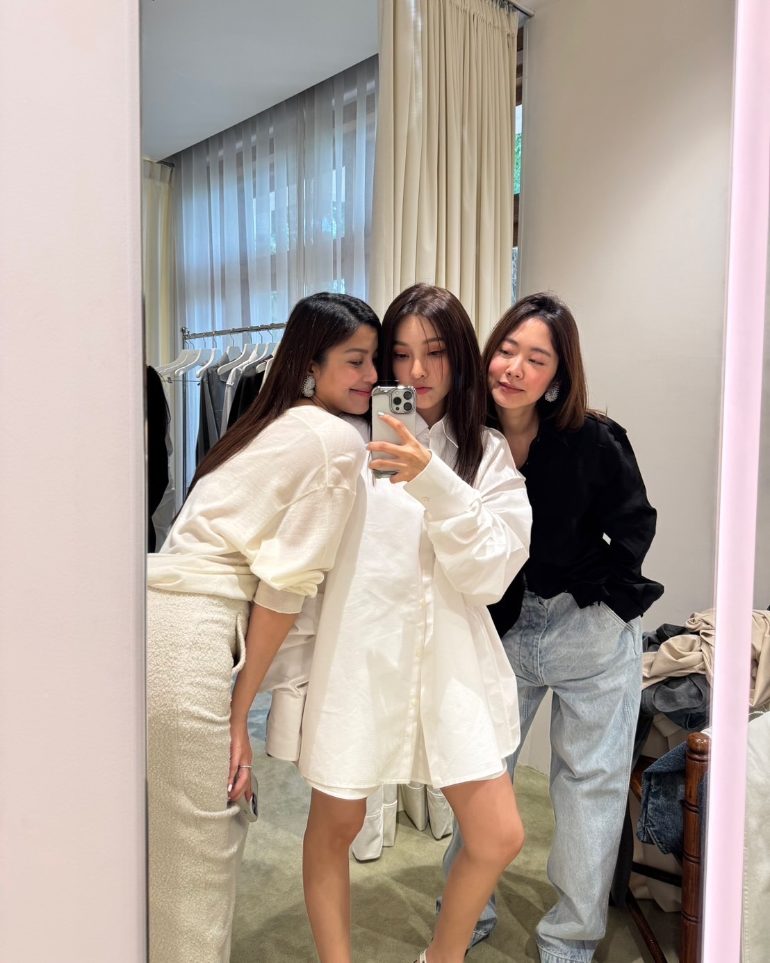 เอมมี่ - มรกต กิตติสาระ