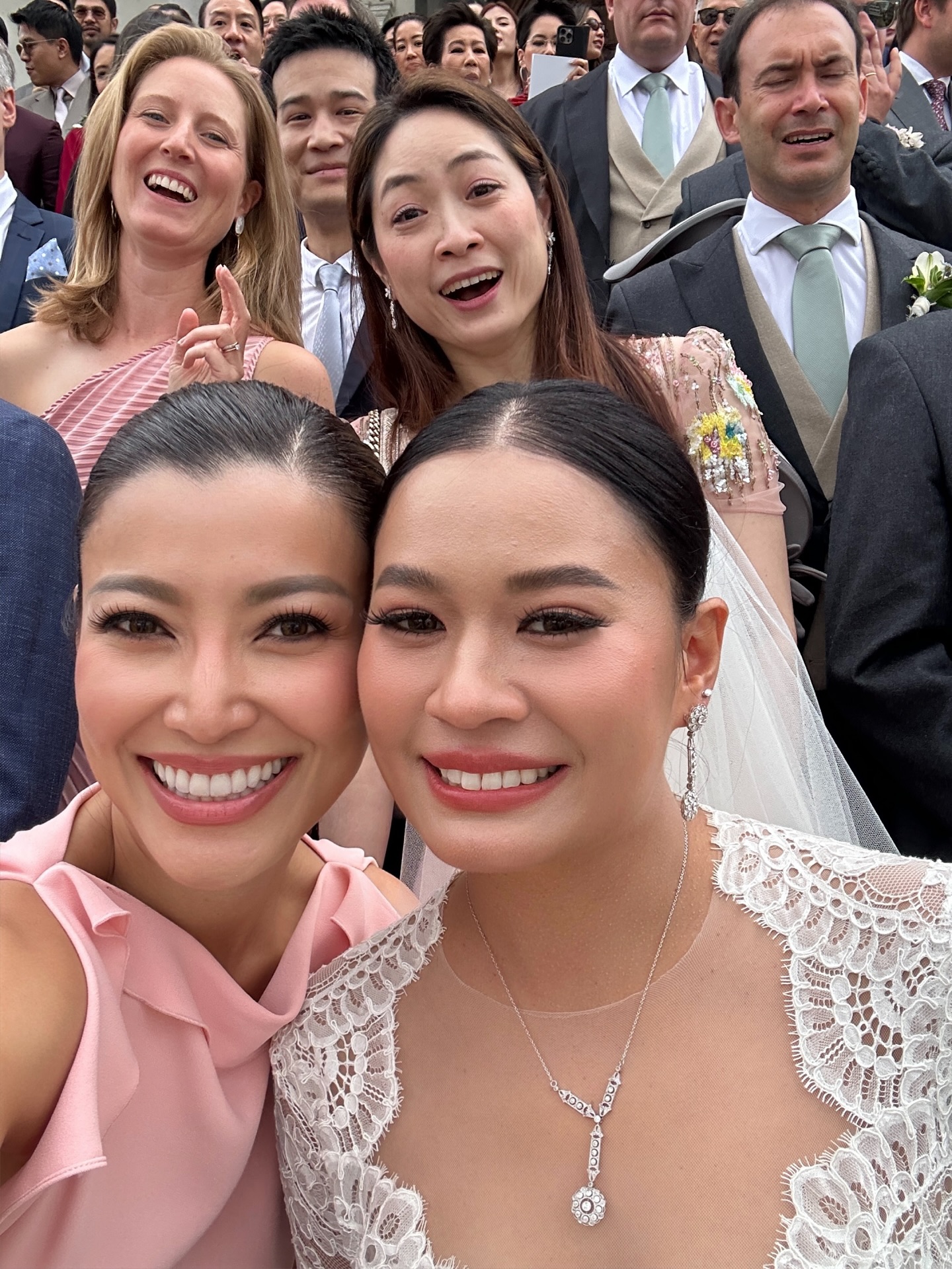 เอมมี่ - มรกต กิตติสาระ
