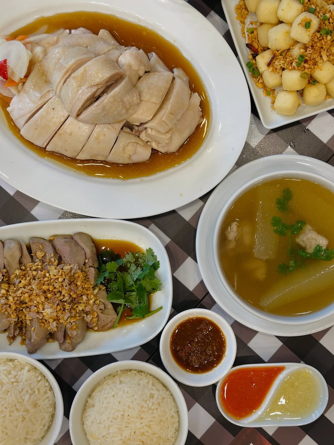 เอมมี่ - มรกต กิตติสาระ