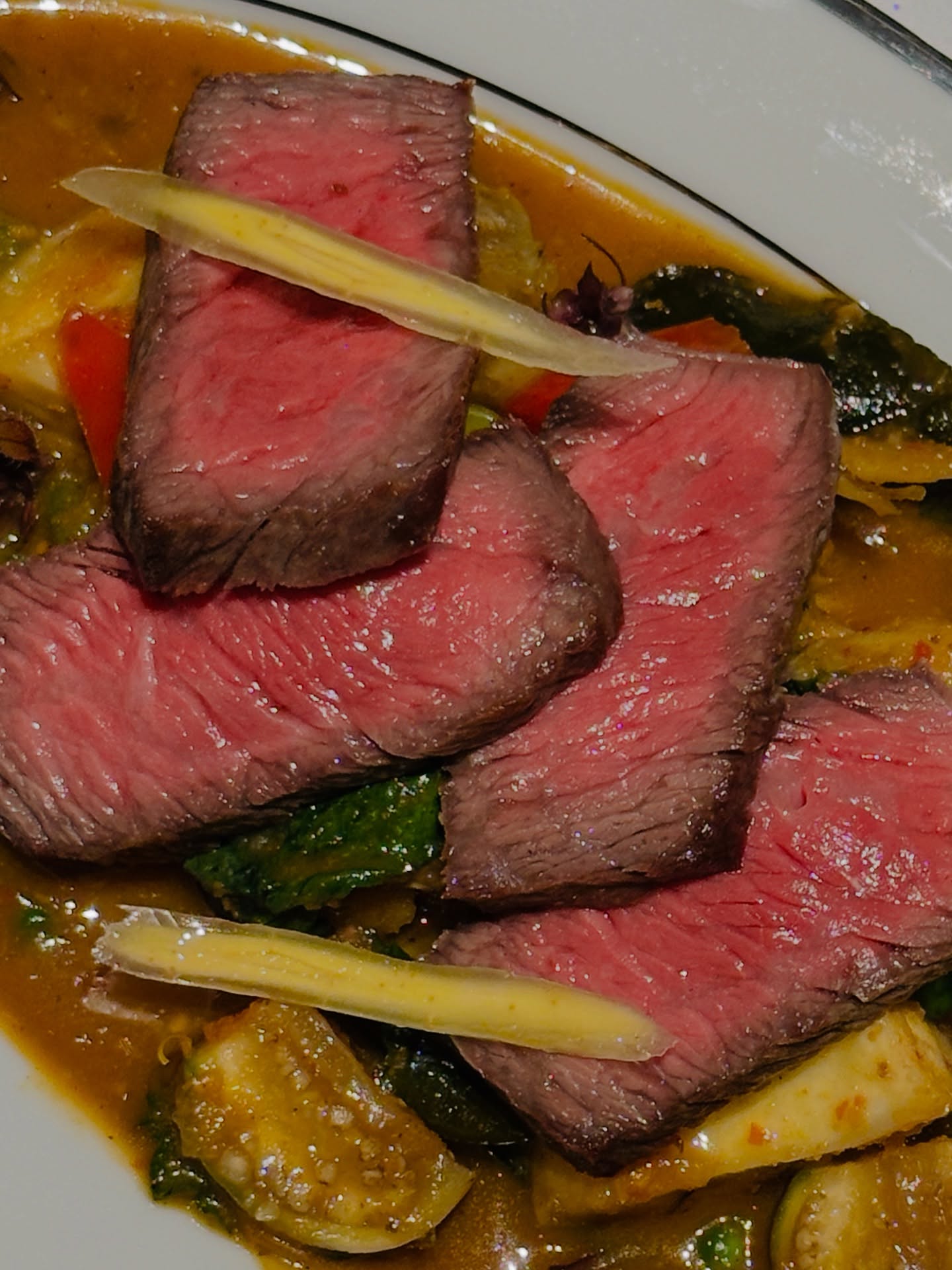 เอมมี่ - มรกต กิตติสาระ