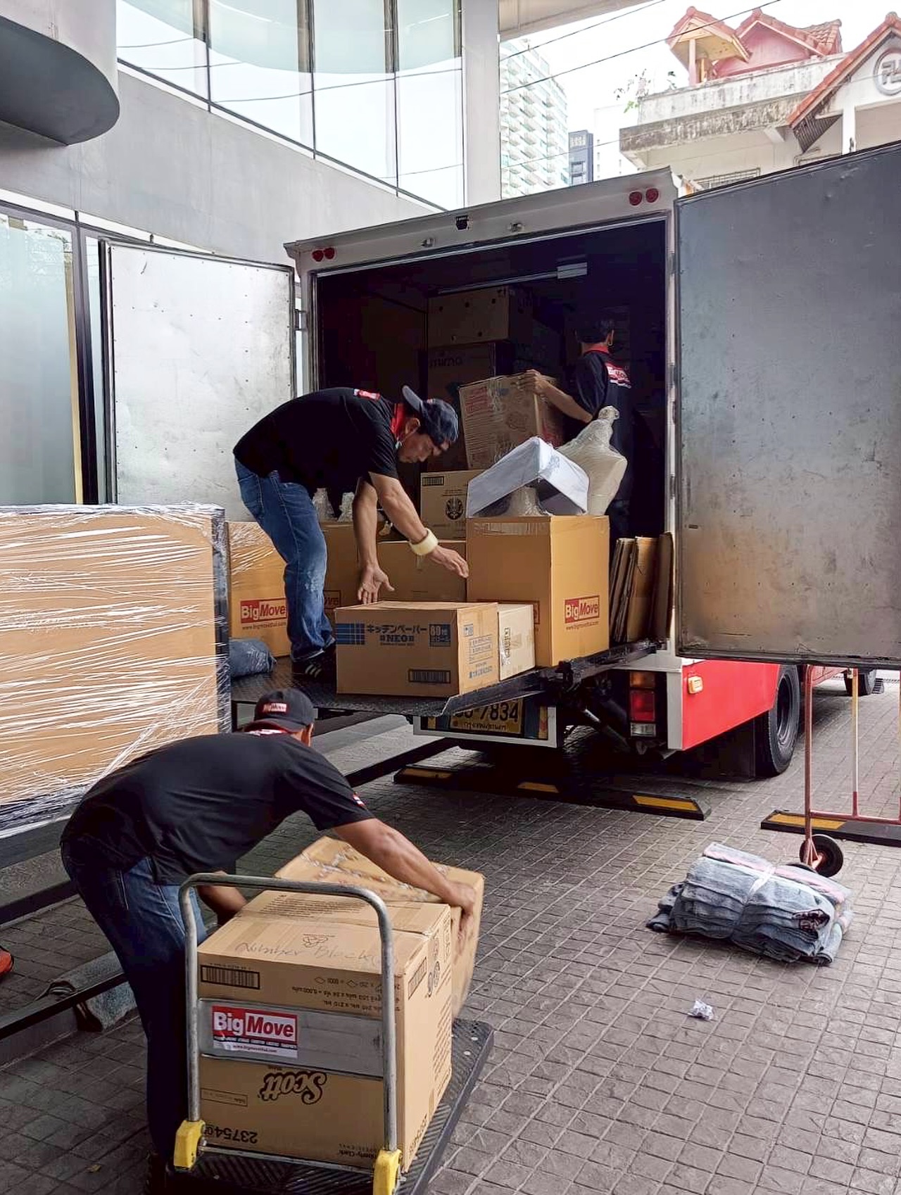 เอมมี่ - มรกต กิตติสาระ