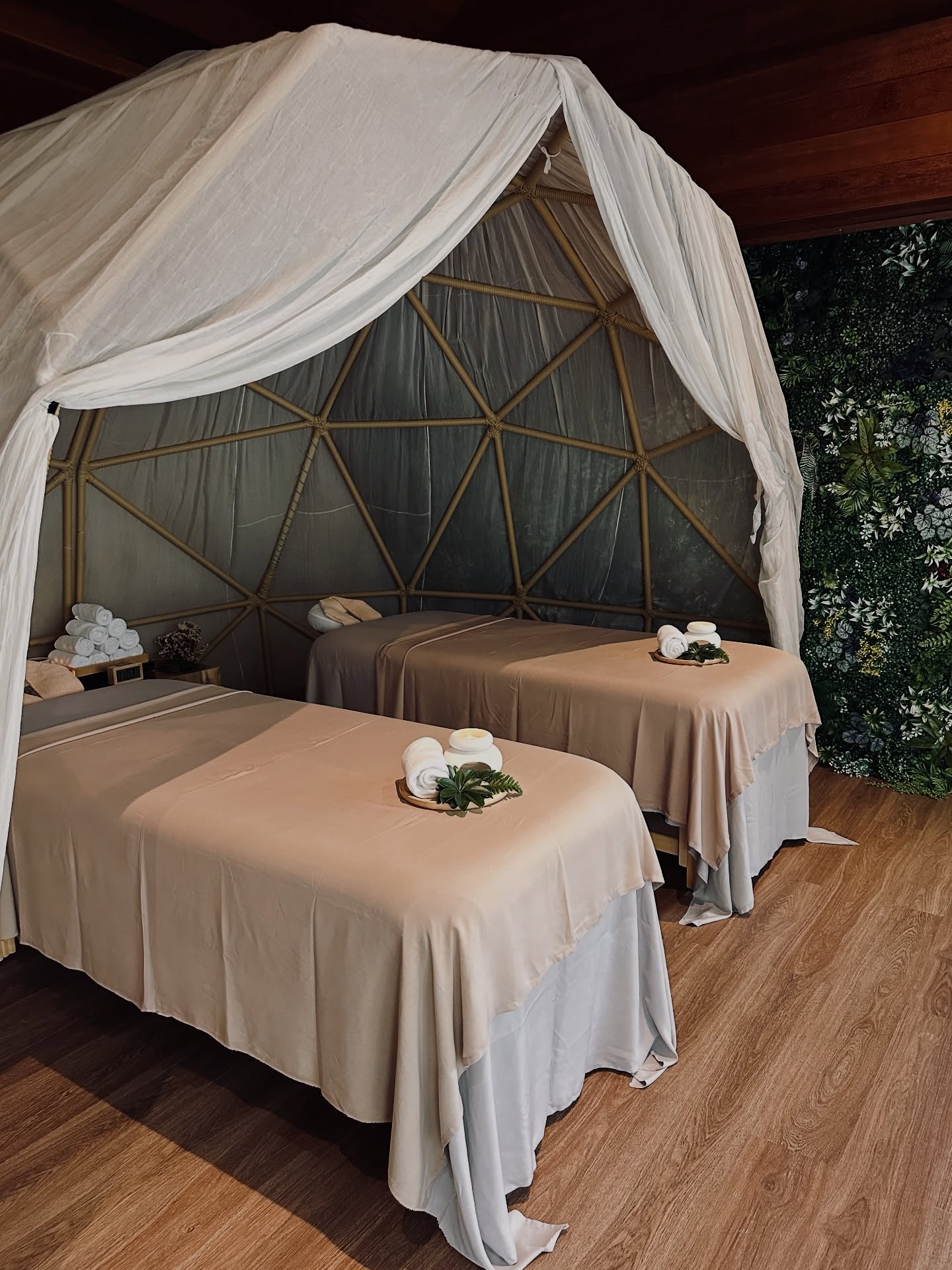 เอมมี่ - มรกต กิตติสาระ