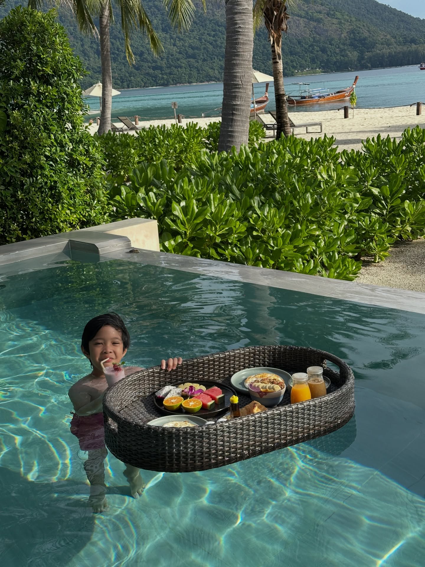 เอมมี่ - มรกต กิตติสาระ