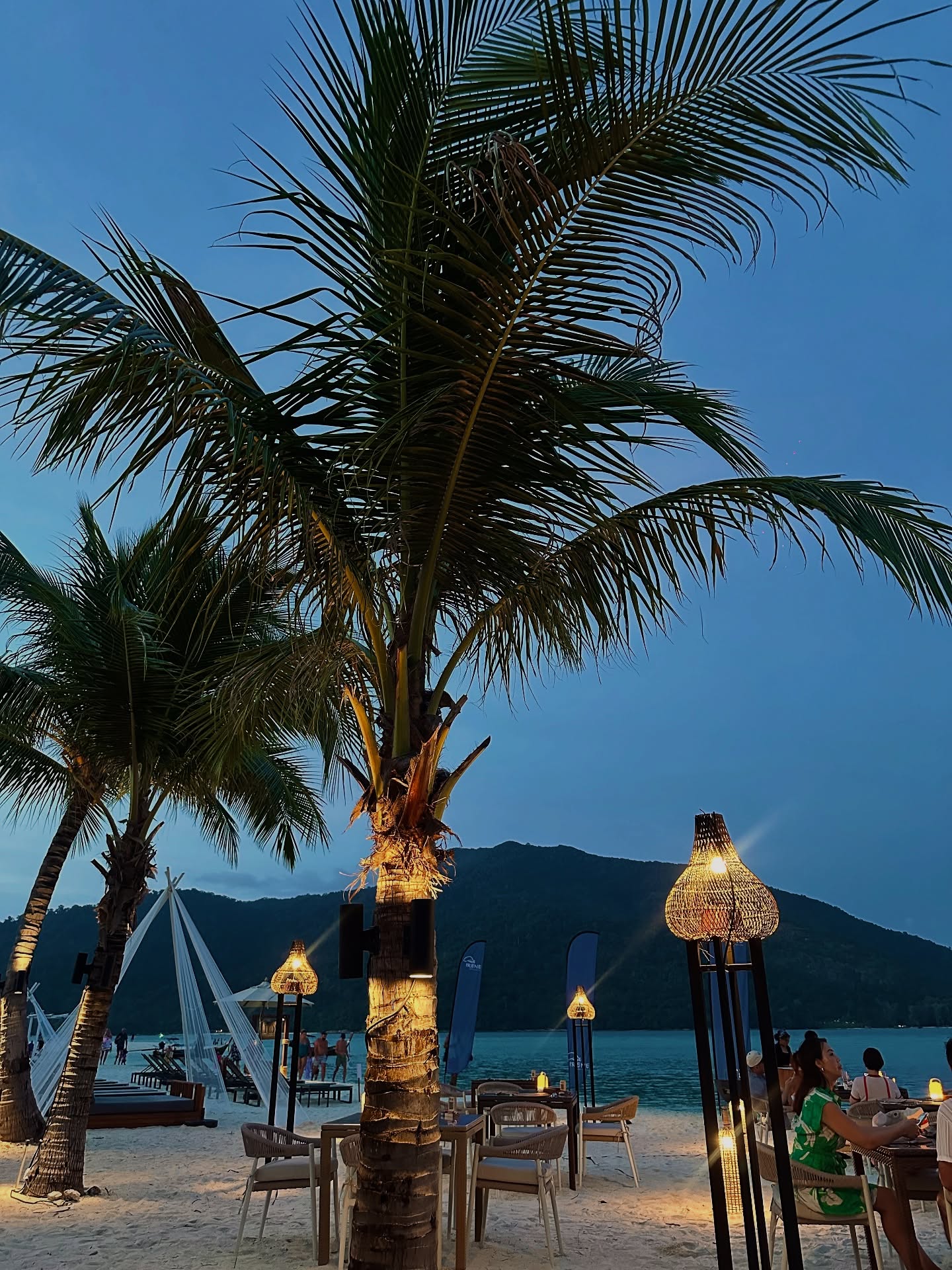 เอมมี่ - มรกต กิตติสาระ