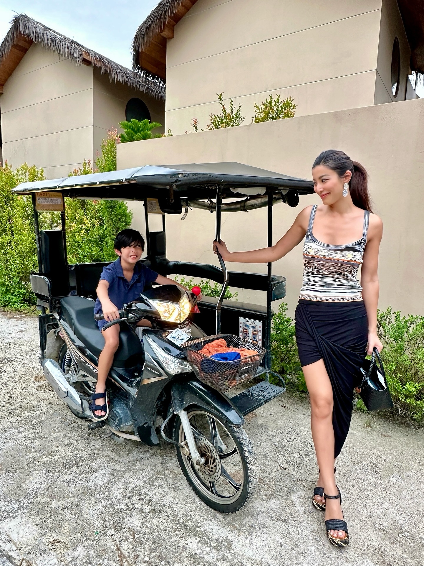 เอมมี่ - มรกต กิตติสาระ