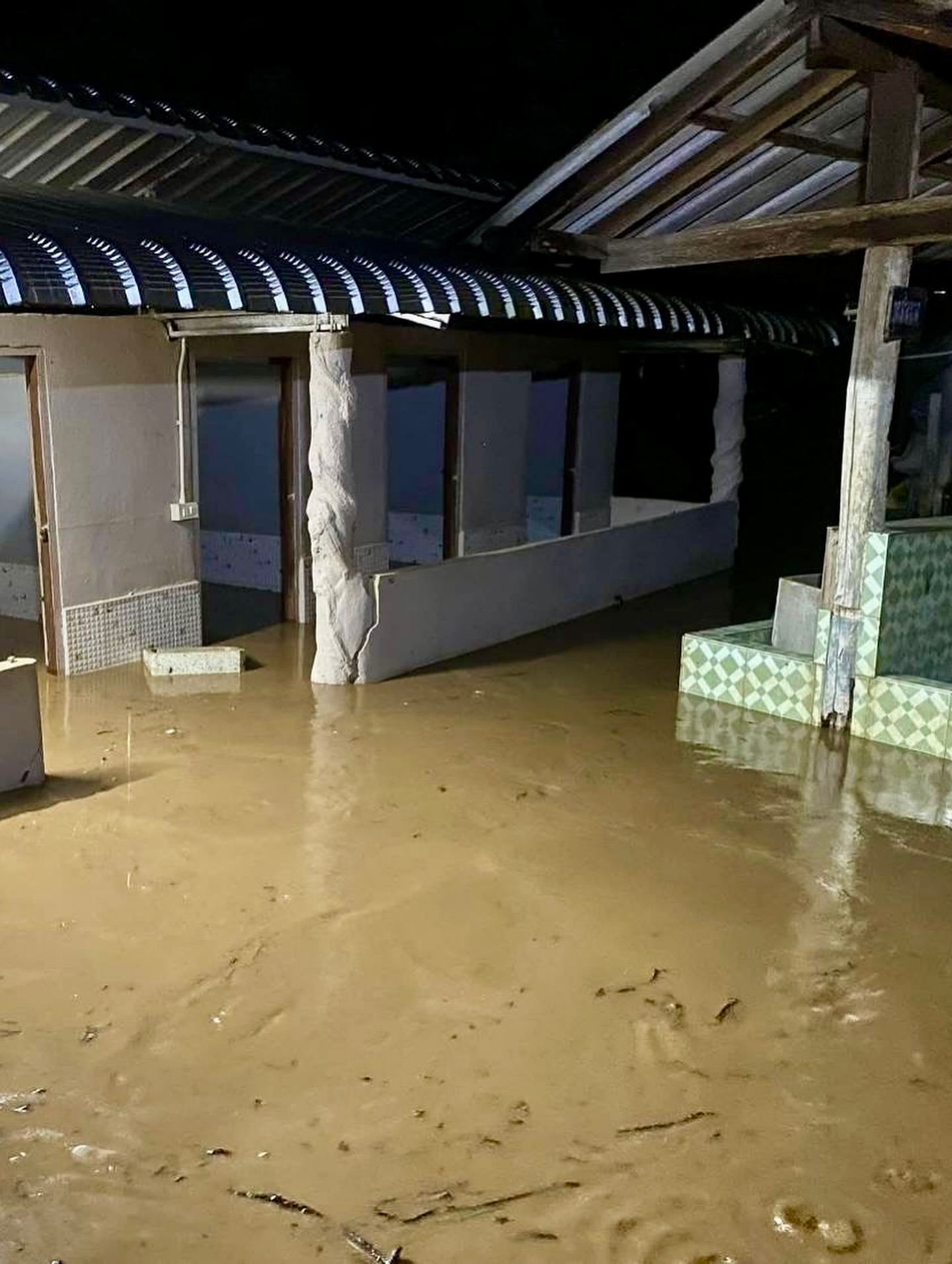 เอมมี่ - มรกต กิตติสาระ