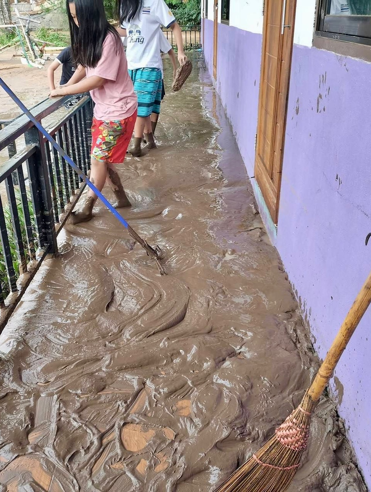 เอมมี่ - มรกต กิตติสาระ