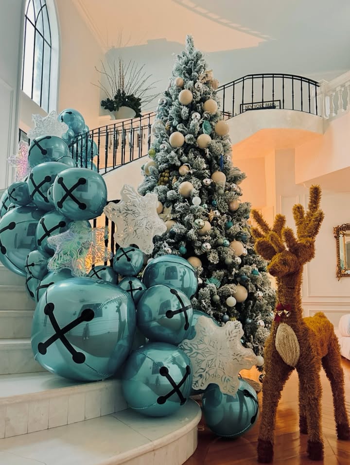 เอมมี่ - มรกต กิตติสาระ