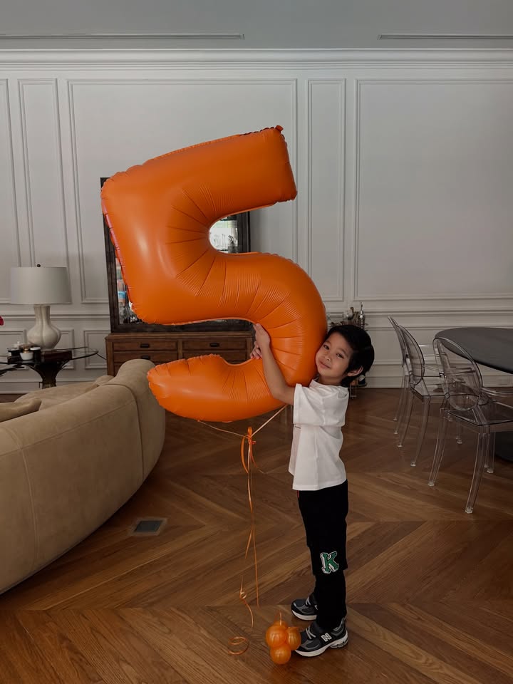 เอมมี่ - มรกต กิตติสาระ