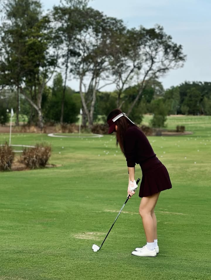 เอมมี่ - มรกต กิตติสาระ