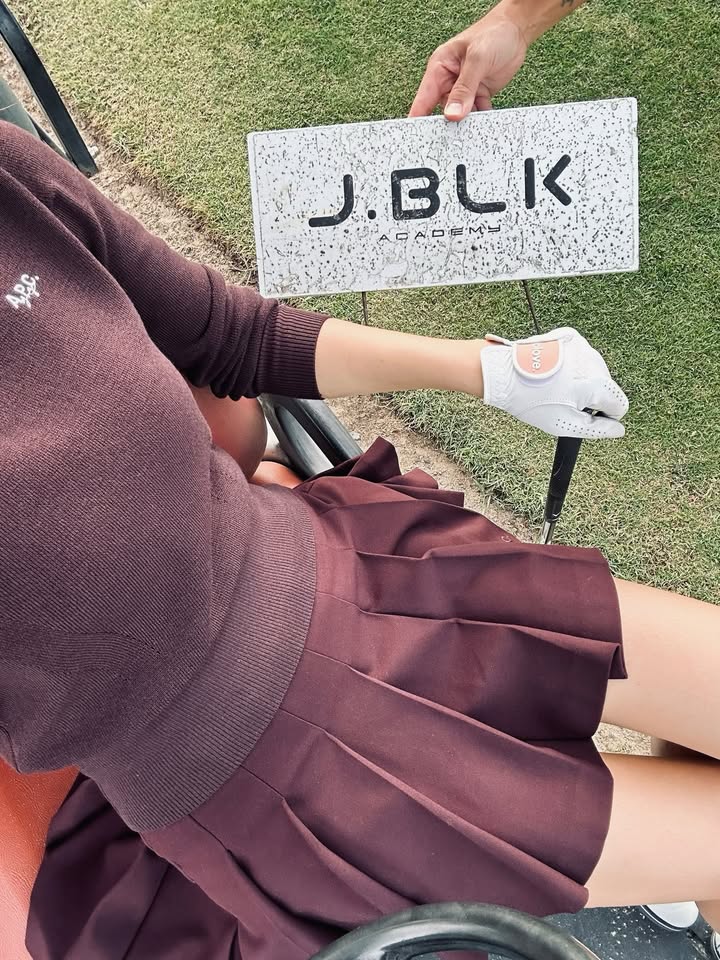 เอมมี่ - มรกต กิตติสาระ