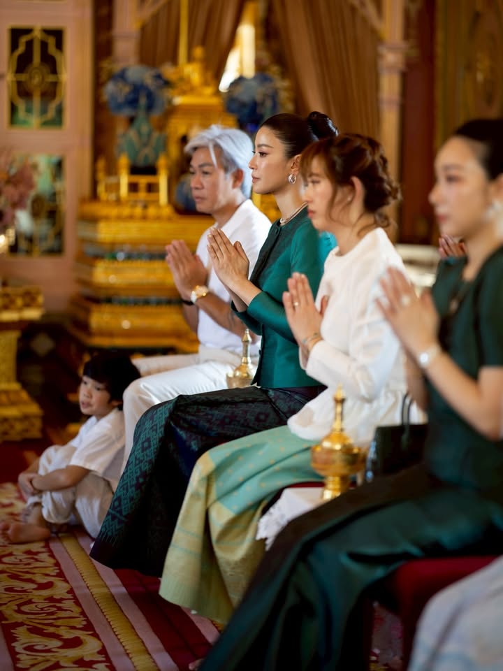 เอมมี่ - มรกต กิตติสาระ