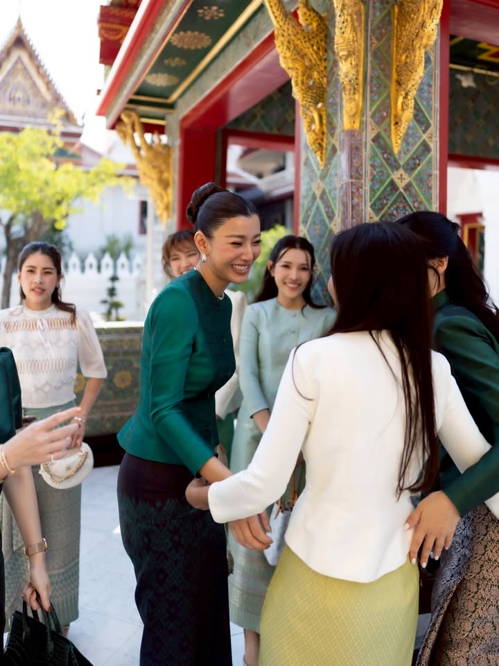 เอมมี่ - มรกต กิตติสาระ