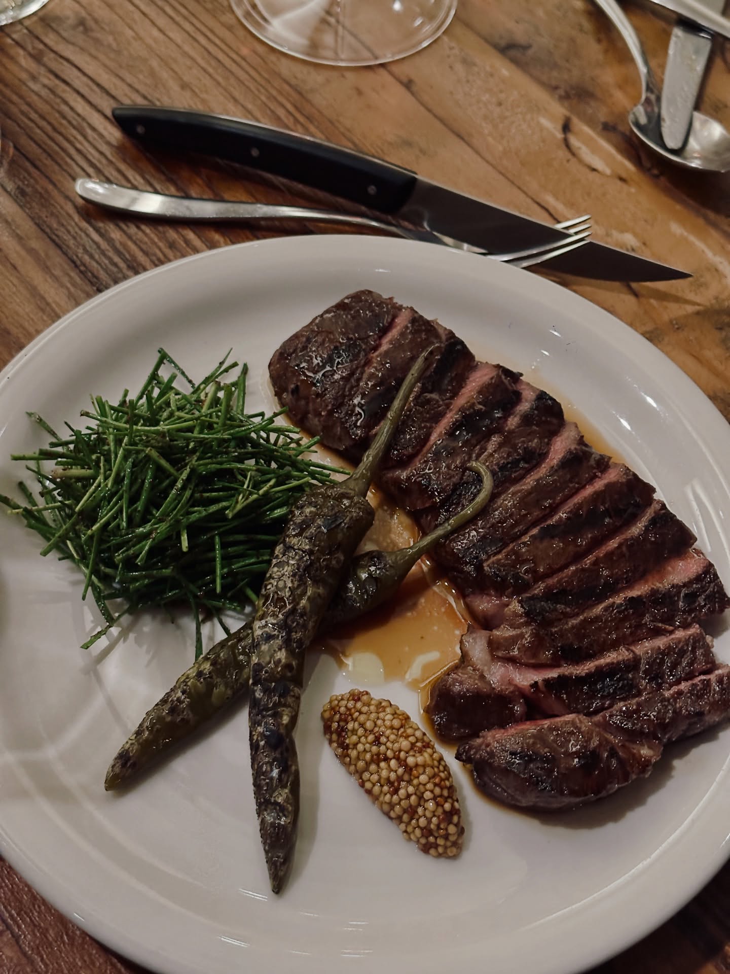 เอมมี่ - มรกต กิตติสาระ