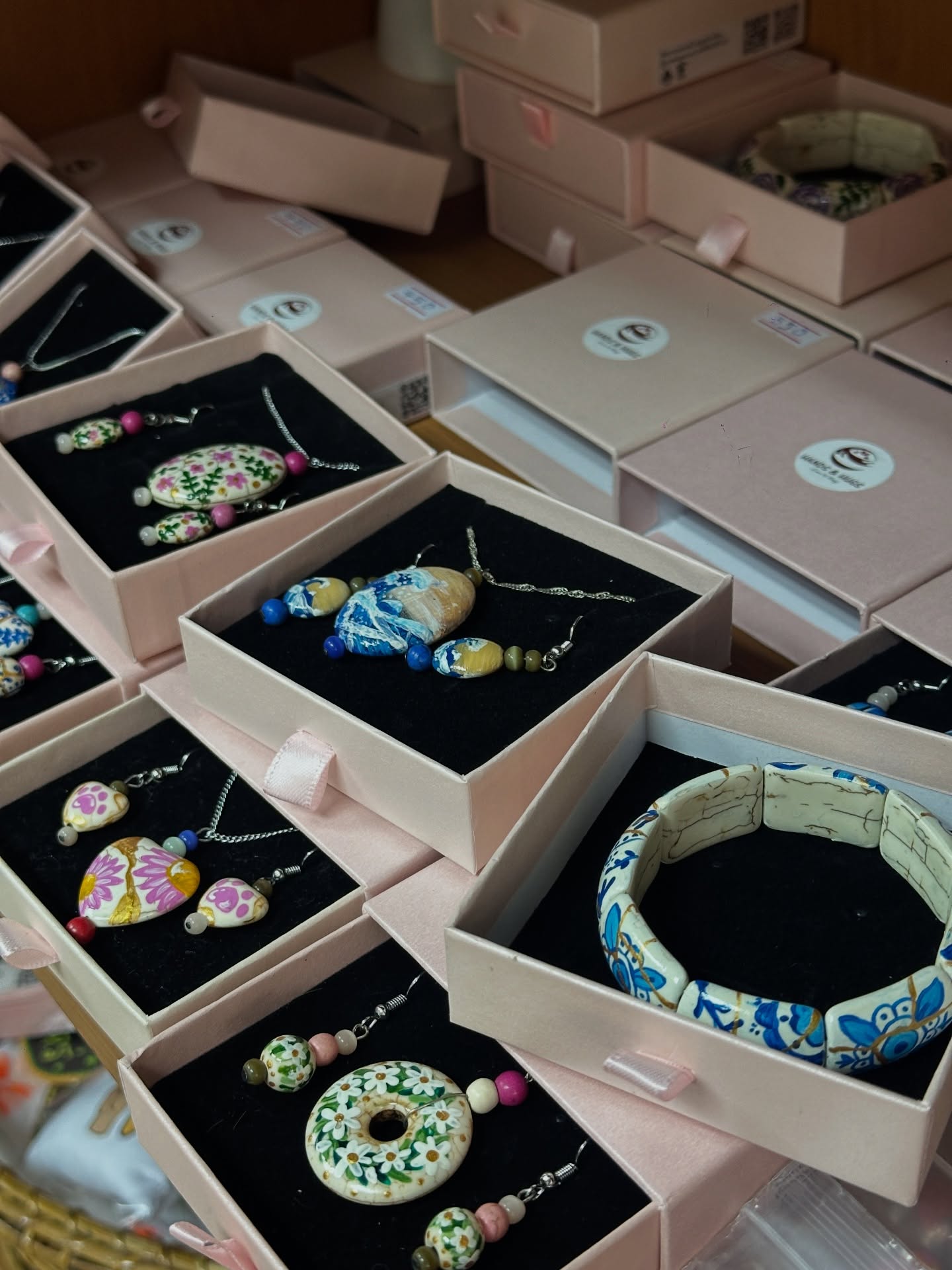 เอมมี่ - มรกต กิตติสาระ