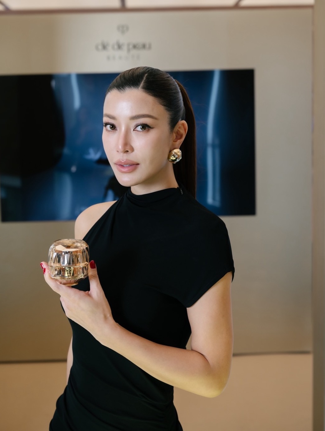 เอมมี่ - มรกต กิตติสาระ