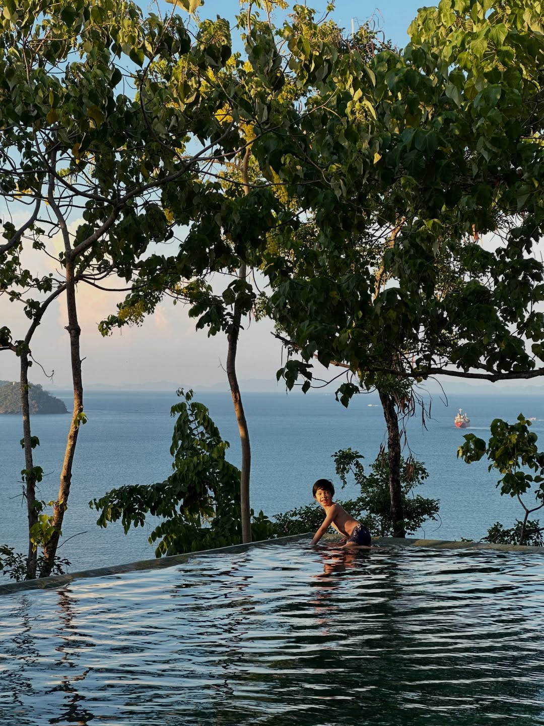 เอมมี่ - มรกต กิตติสาระ