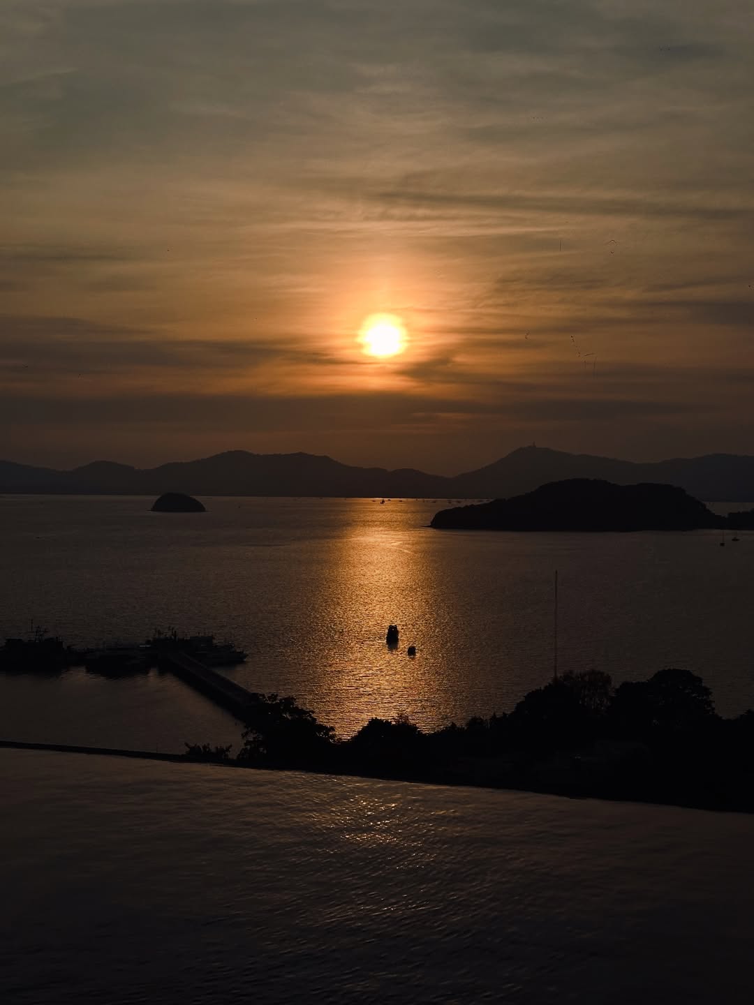 เอมมี่ - มรกต กิตติสาระ