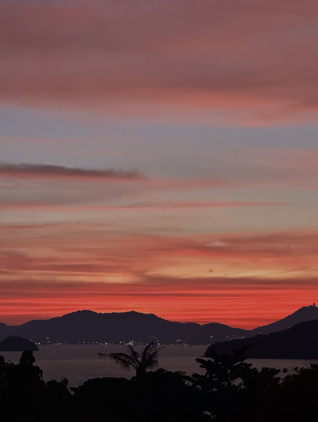 เอมมี่ - มรกต กิตติสาระ