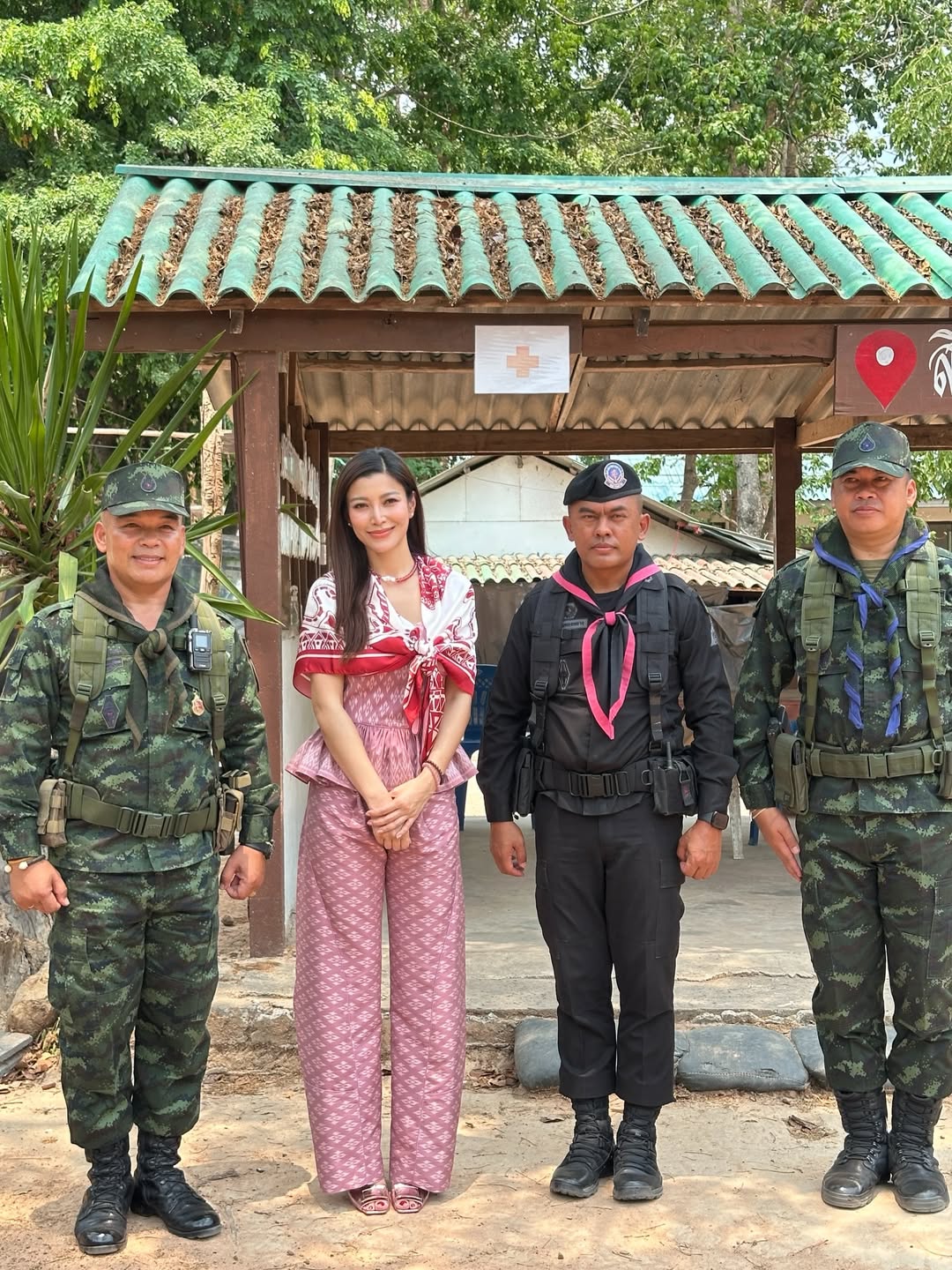 เอมมี่ - มรกต กิตติสาระ