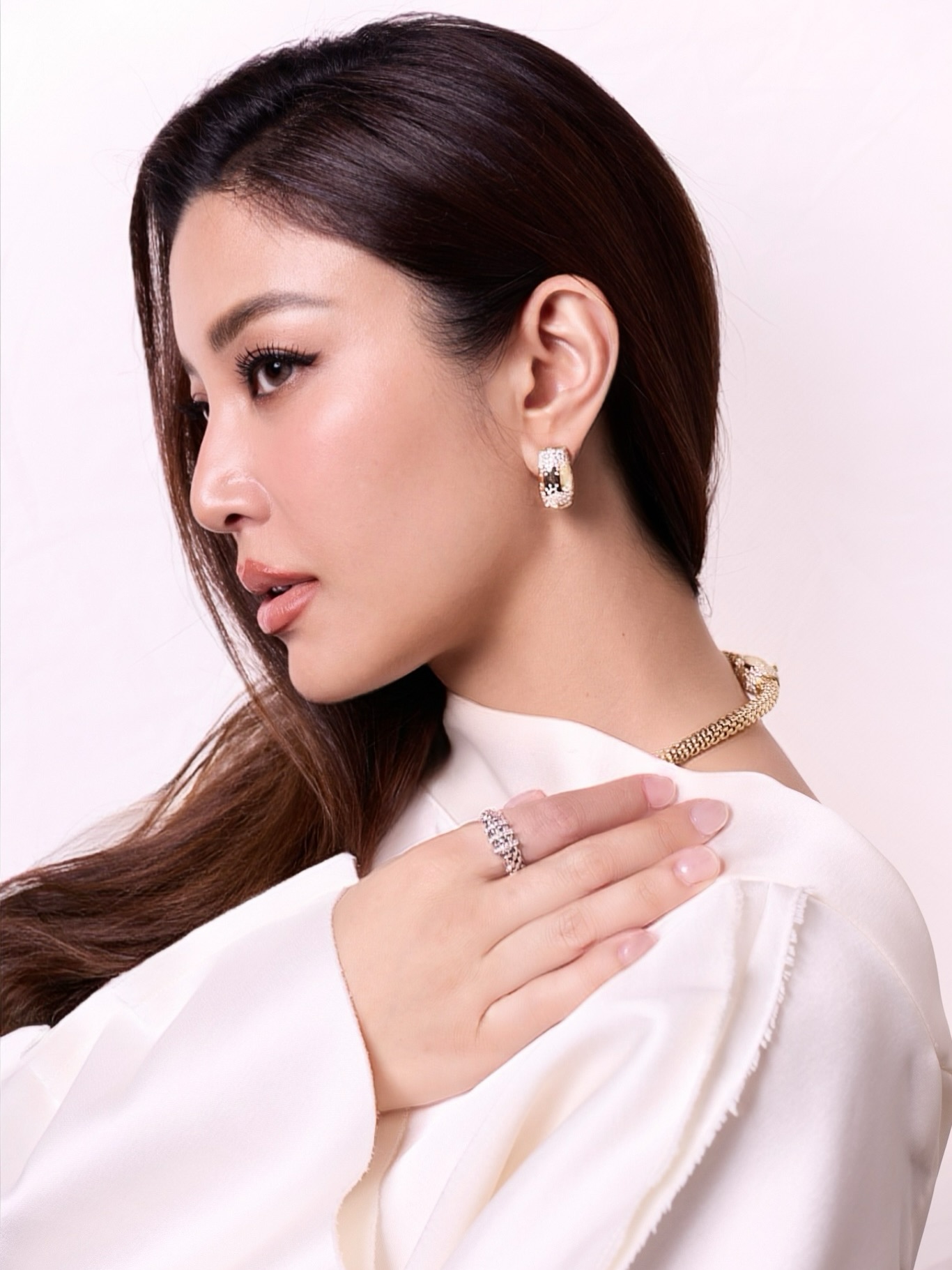 เอมมี่ - มรกต กิตติสาระ