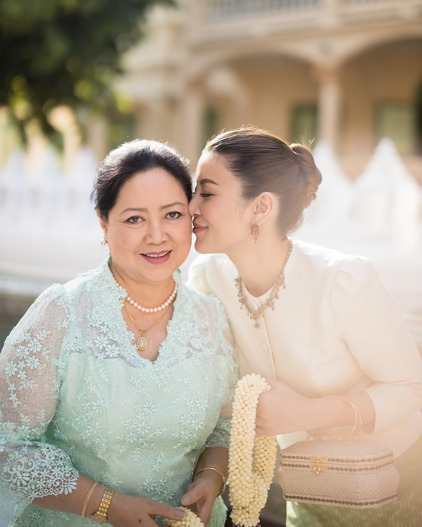 เอมมี่ - มรกต กิตติสาระ
