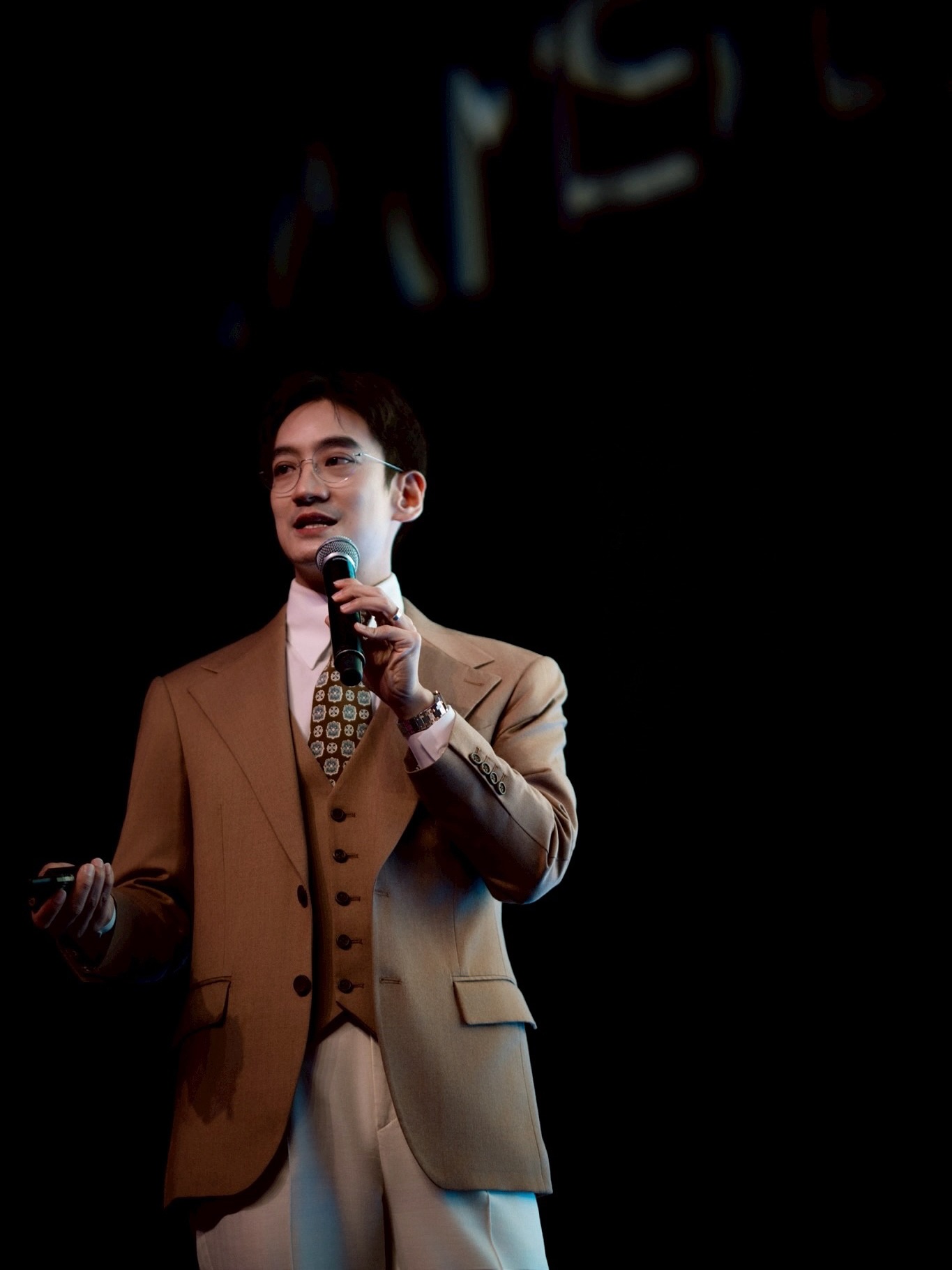 โอ๊ค - สมิทธิ์ อารยะสกุล