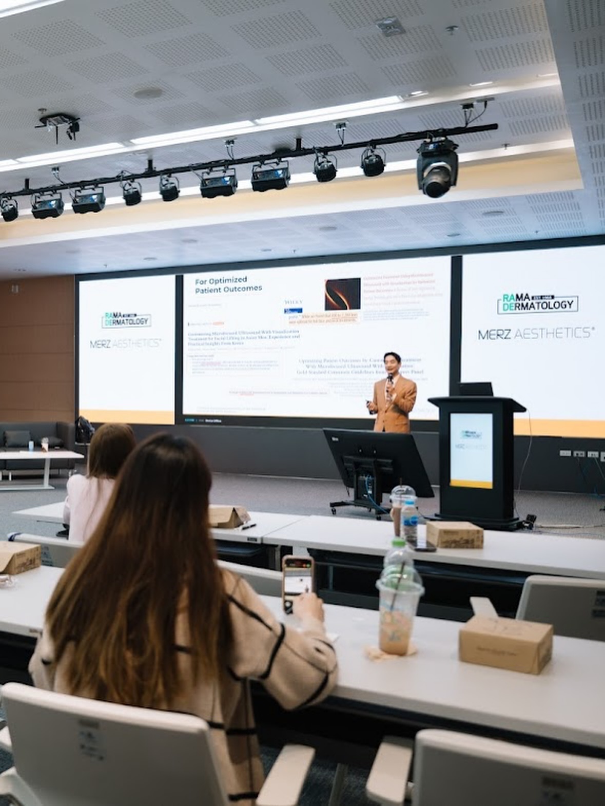 โอ๊ค - สมิทธิ์ อารยะสกุล