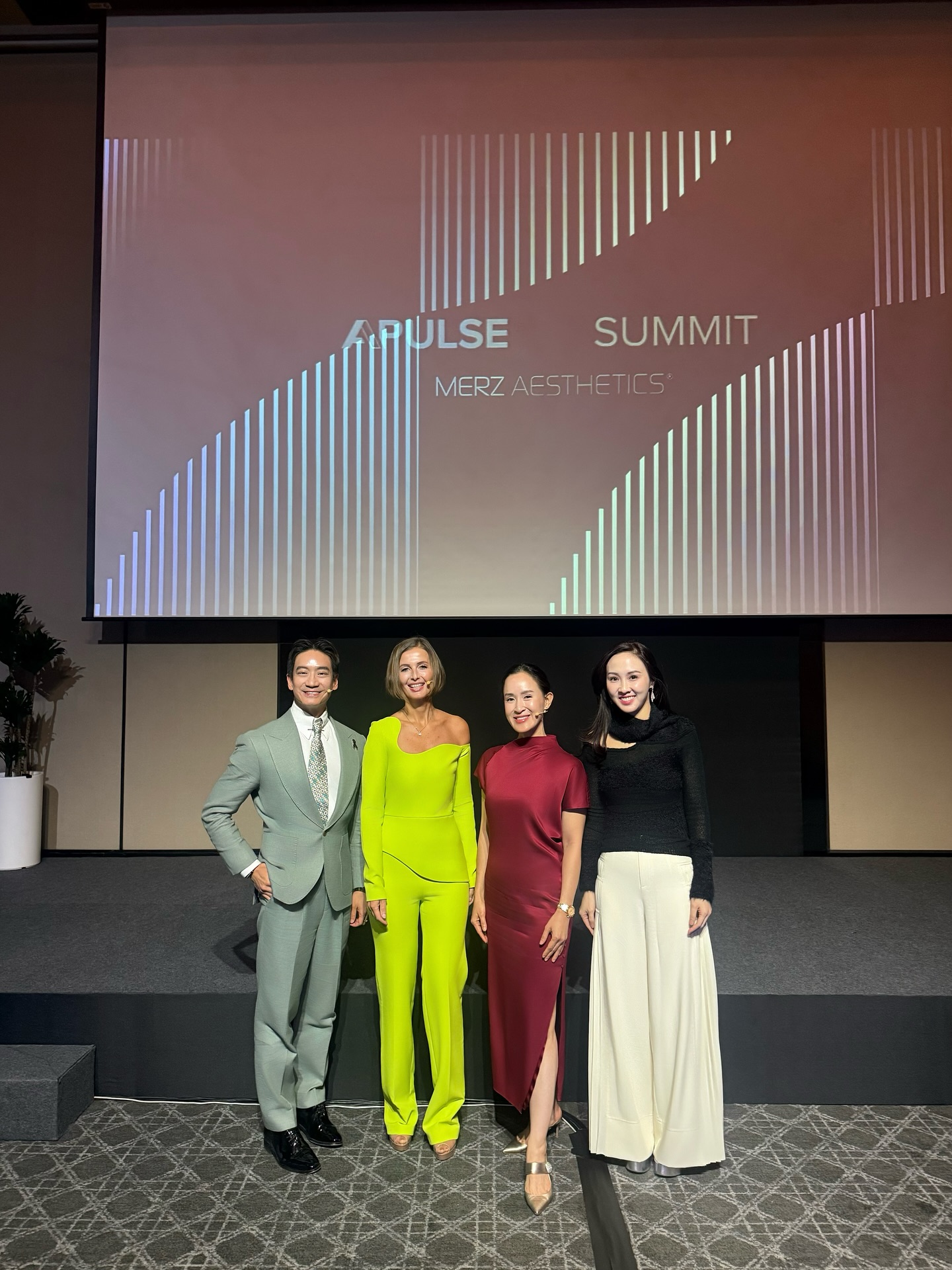 โอ๊ค - สมิทธิ์ อารยะสกุล