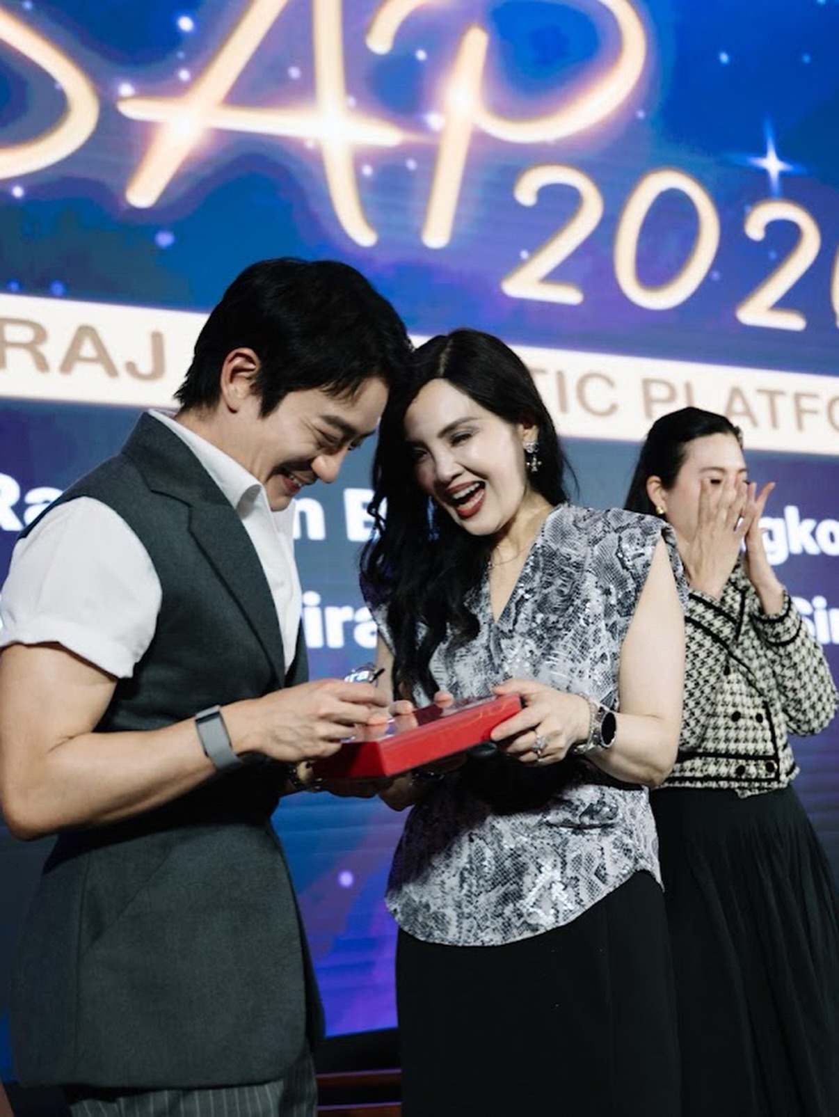 โอ๊ค - สมิทธิ์ อารยะสกุล