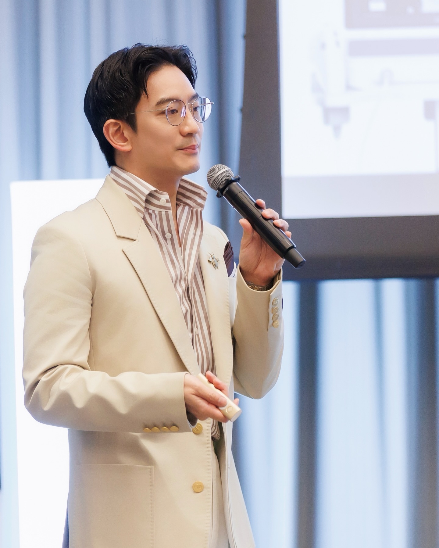 โอ๊ค - สมิทธิ์ อารยะสกุล