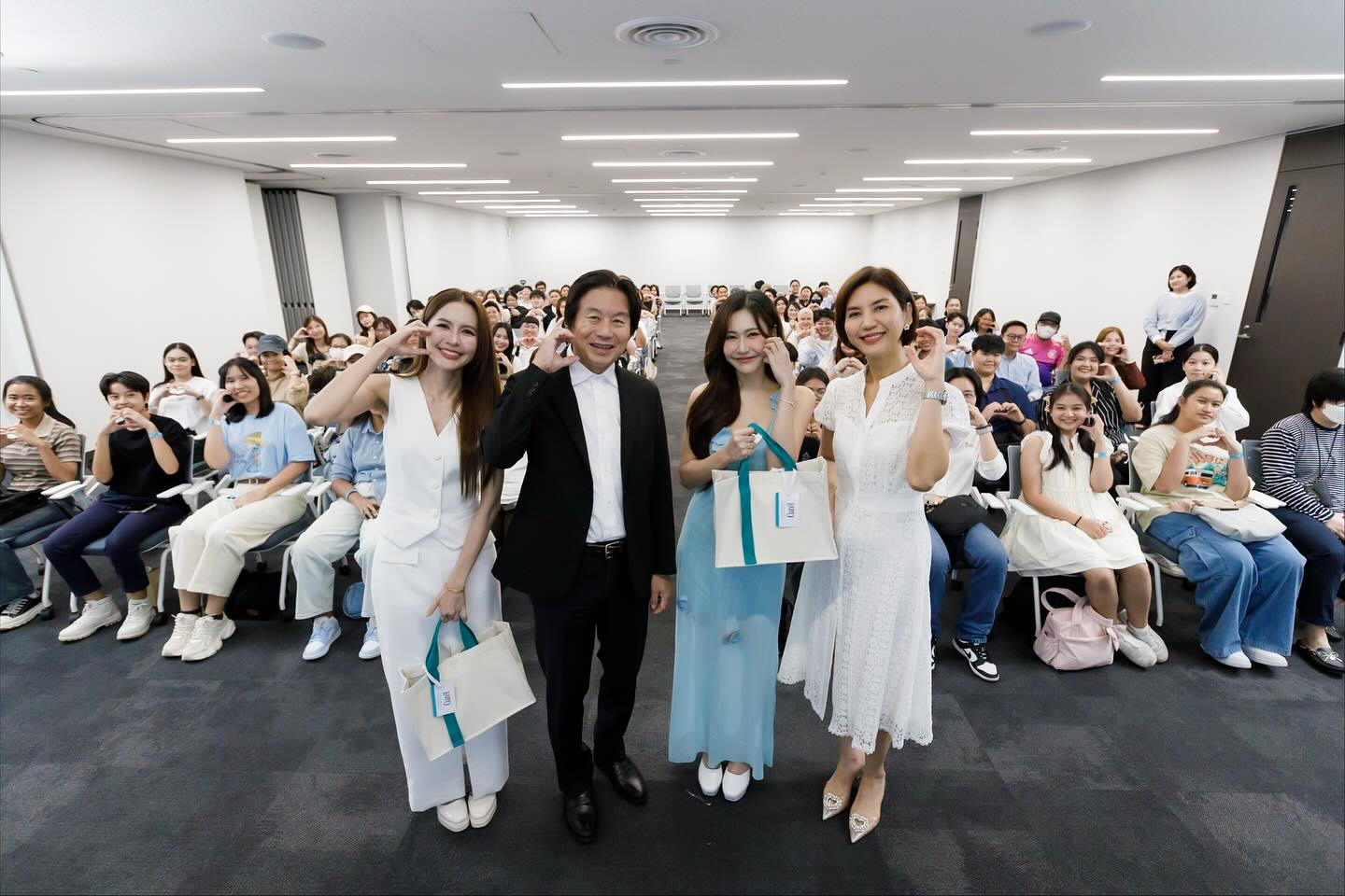 เนย - กานต์ธีรา วัชรทัศนกุล