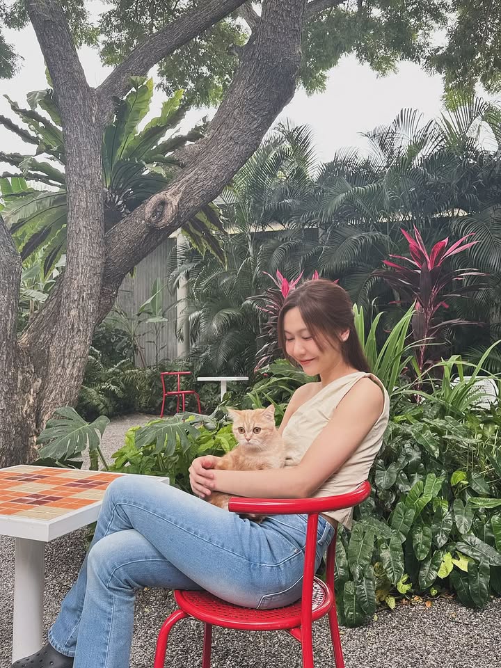 เนย - กานต์ธีรา วัชรทัศนกุล