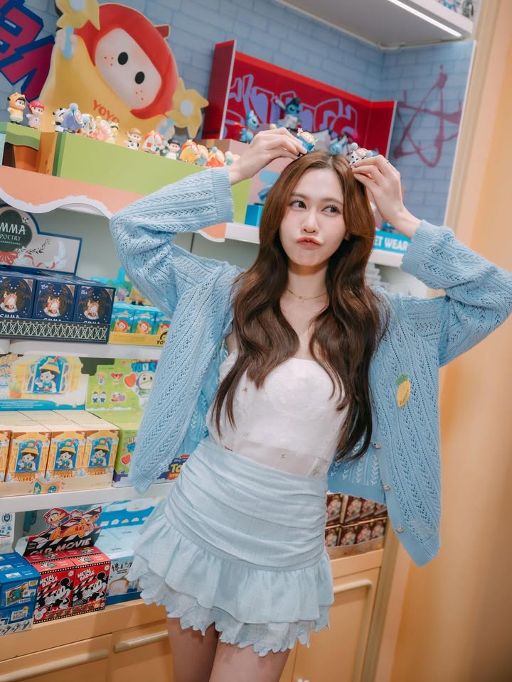 เนย - กานต์ธีรา วัชรทัศนกุล