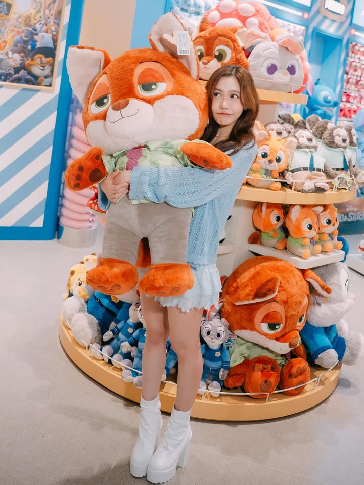 เนย - กานต์ธีรา วัชรทัศนกุล