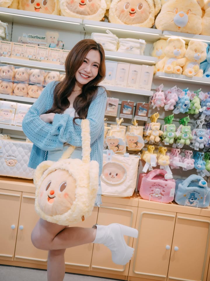 เนย - กานต์ธีรา วัชรทัศนกุล