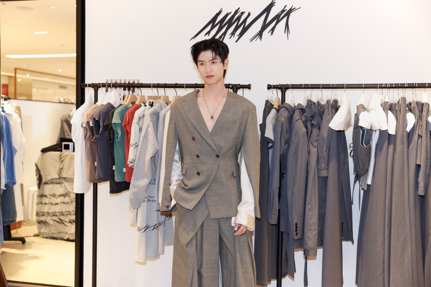 โทมัส - ธีร์ทัศน์ จึงมณีรัตน์