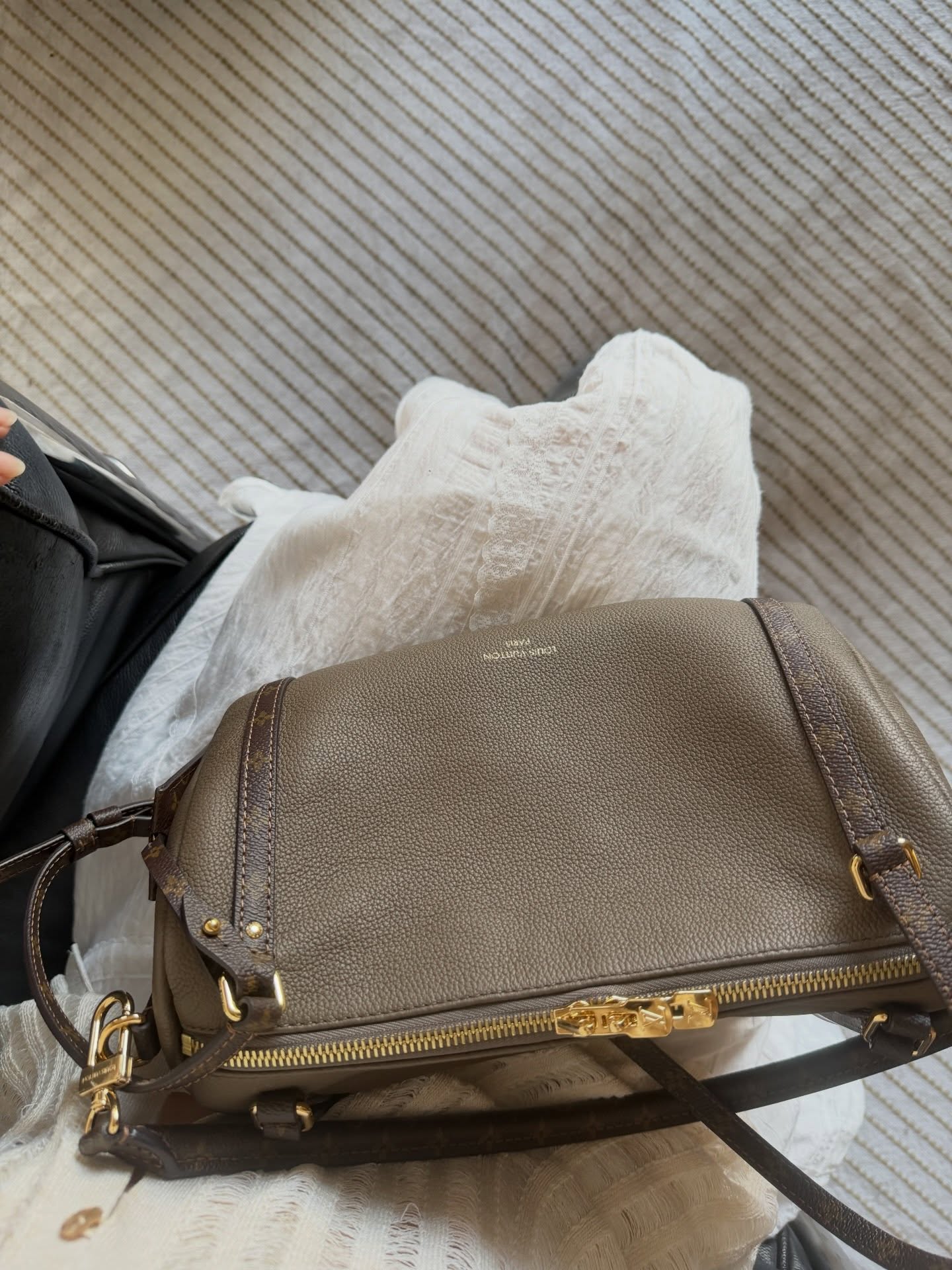 เอมี่ - ทสร กลิ่นเนียม