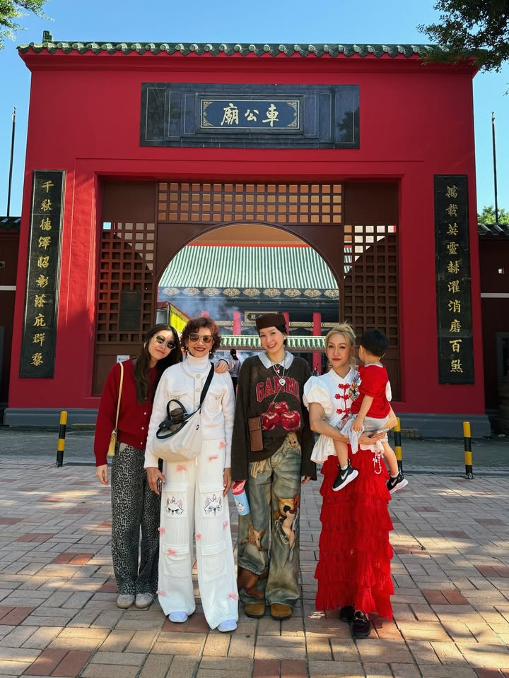 โฟร์ - ศกลรัตน์ วรอุไร