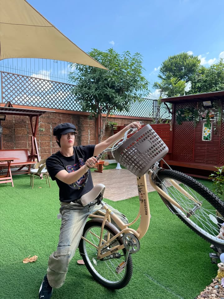 ภณ - ธนภณ เอี่ยมกำชัย