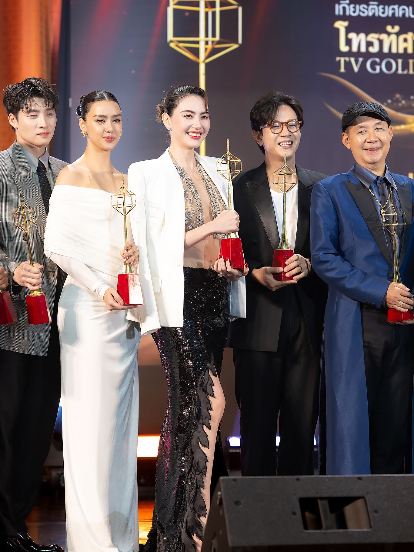 ใหม่ - ดาวิกา โฮร์เน่