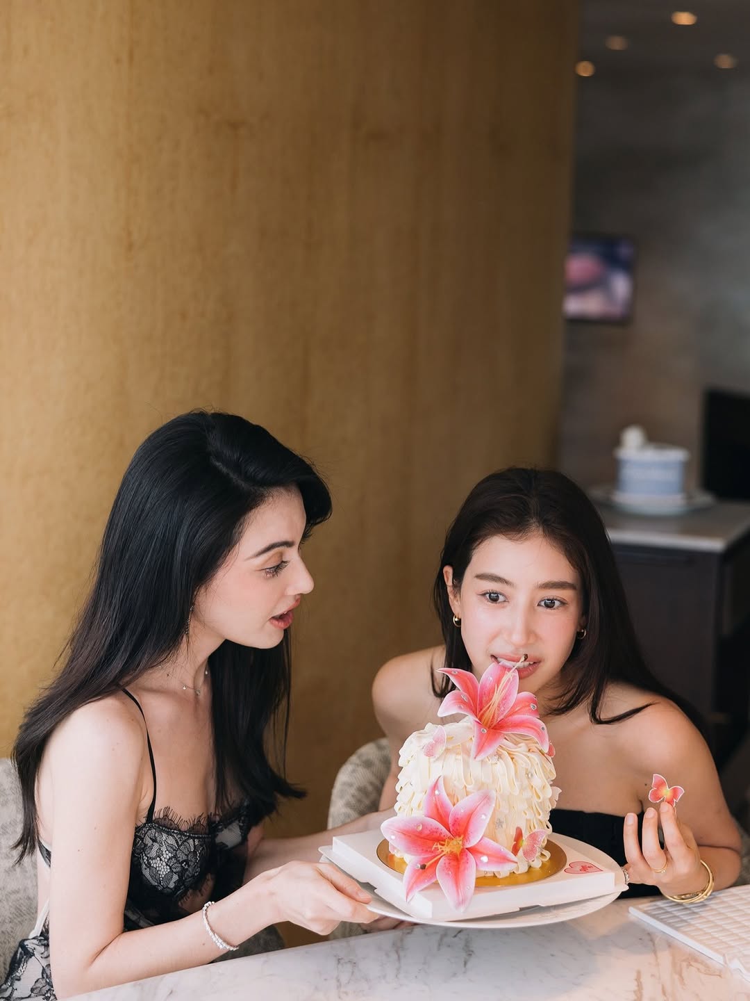 ใหม่ - ดาวิกา โฮร์เน่