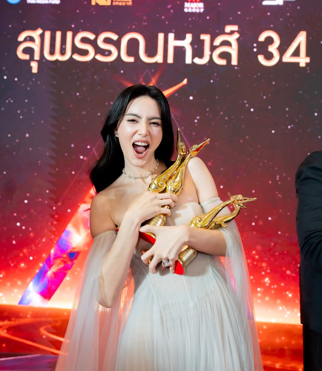 ใหม่ - ดาวิกา โฮร์เน่