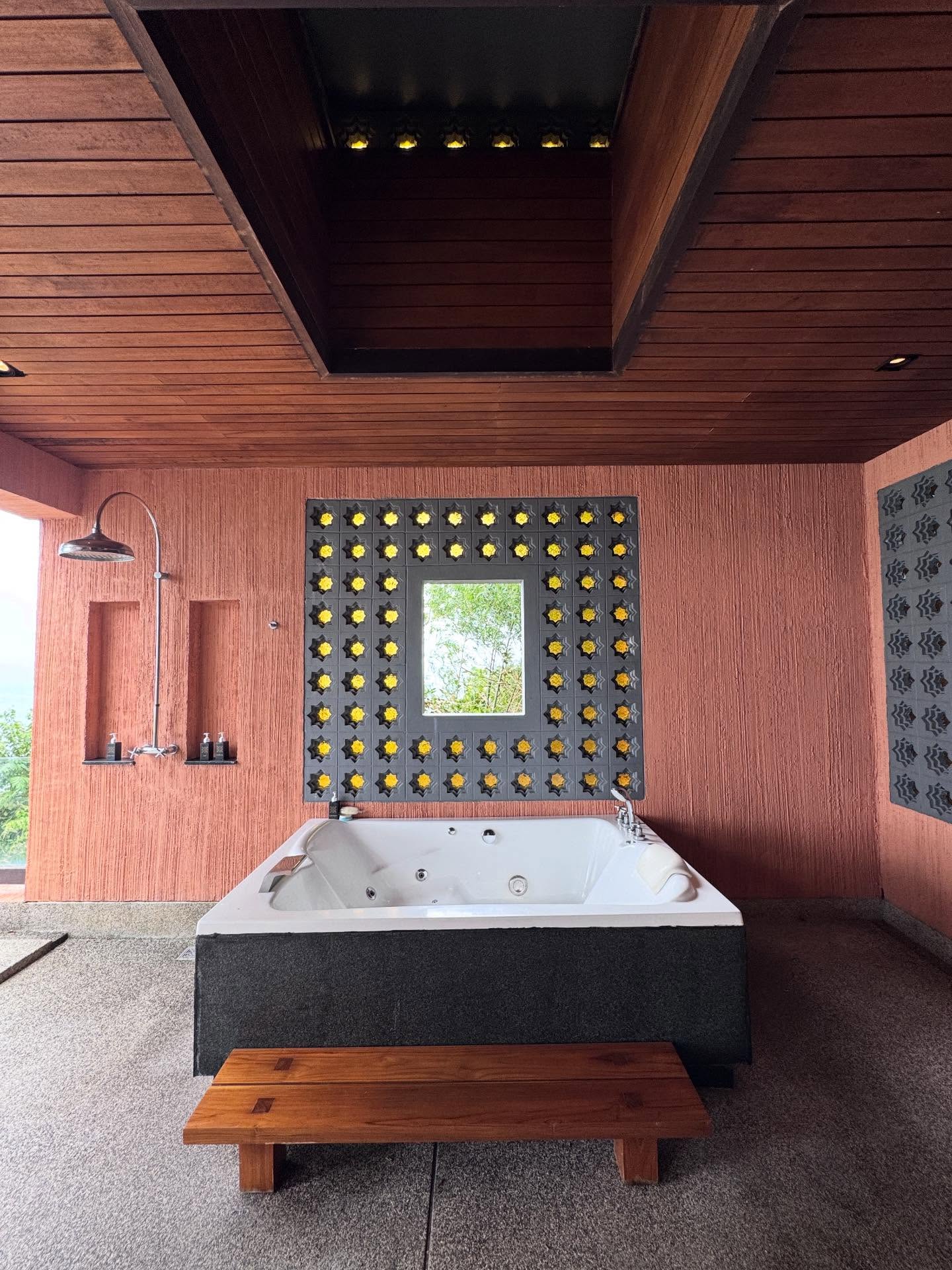 เมย์ - พิชญ์นาฏ สาขากร