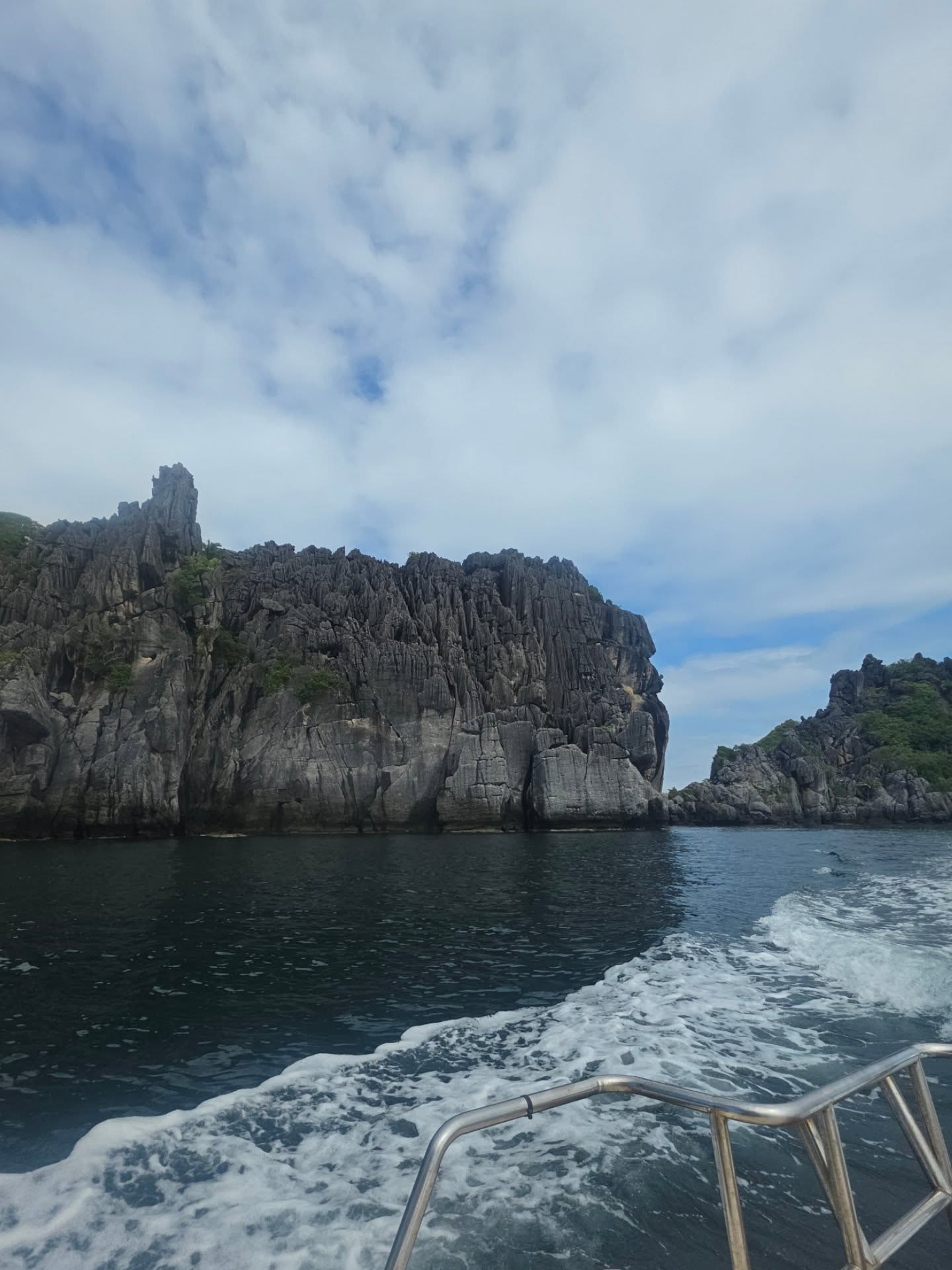 กาด พลอยสุภา