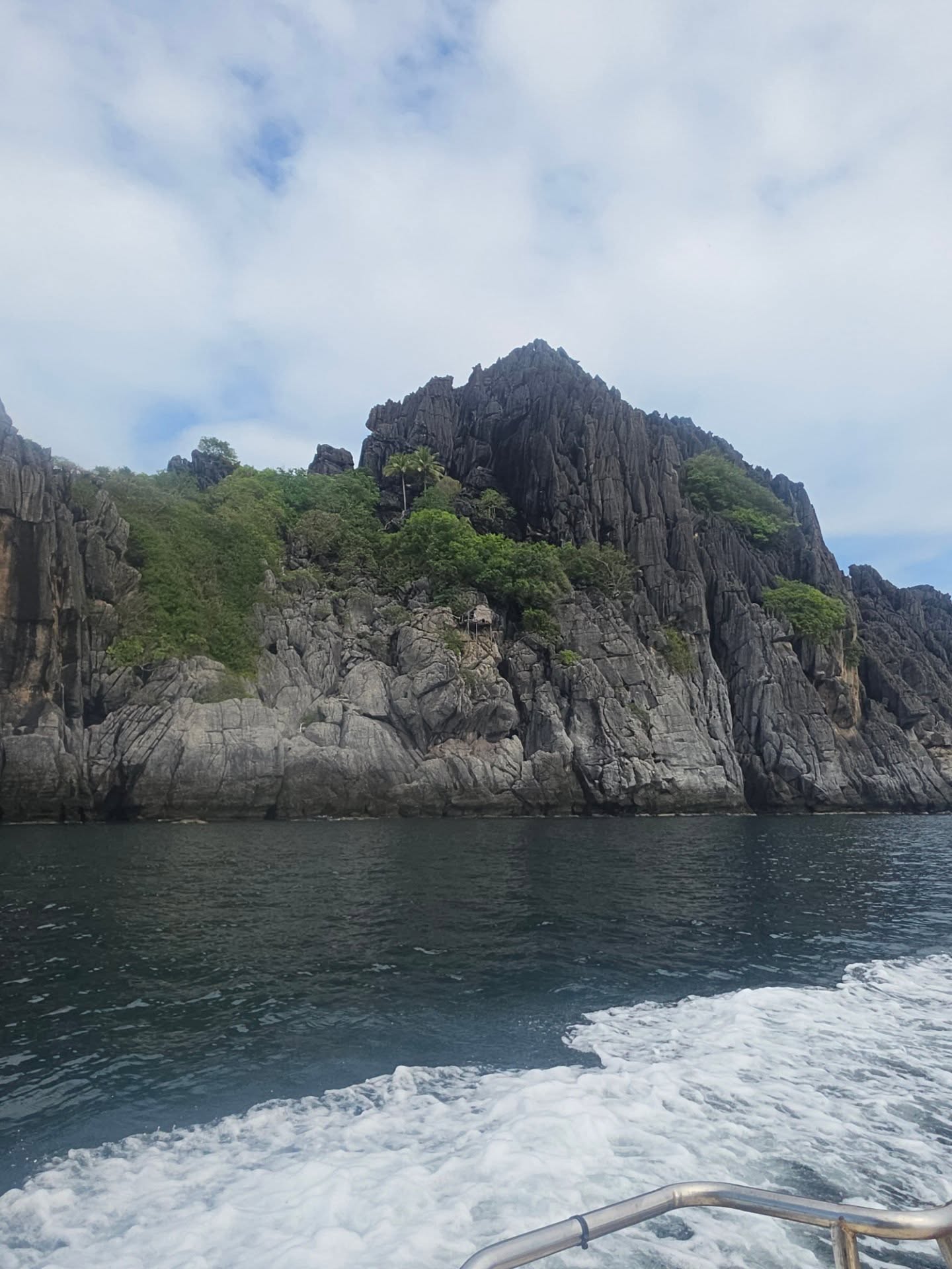 กาด พลอยสุภา