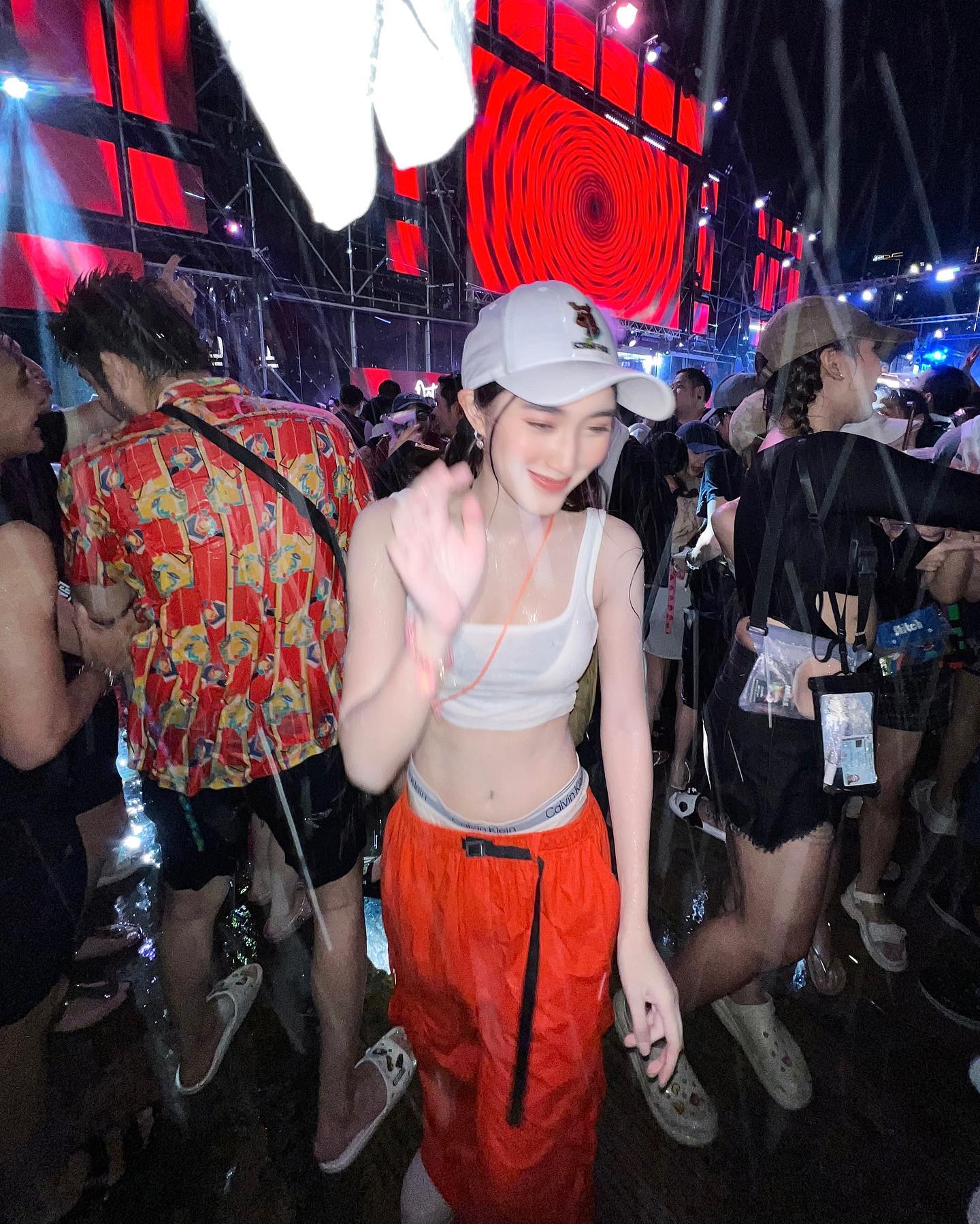 เบส - รักษ์วนีย์ คำสิงห์