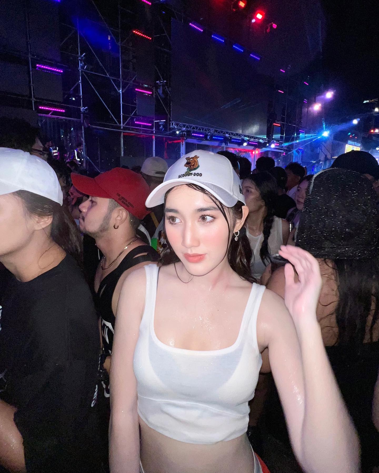 เบส - รักษ์วนีย์ คำสิงห์