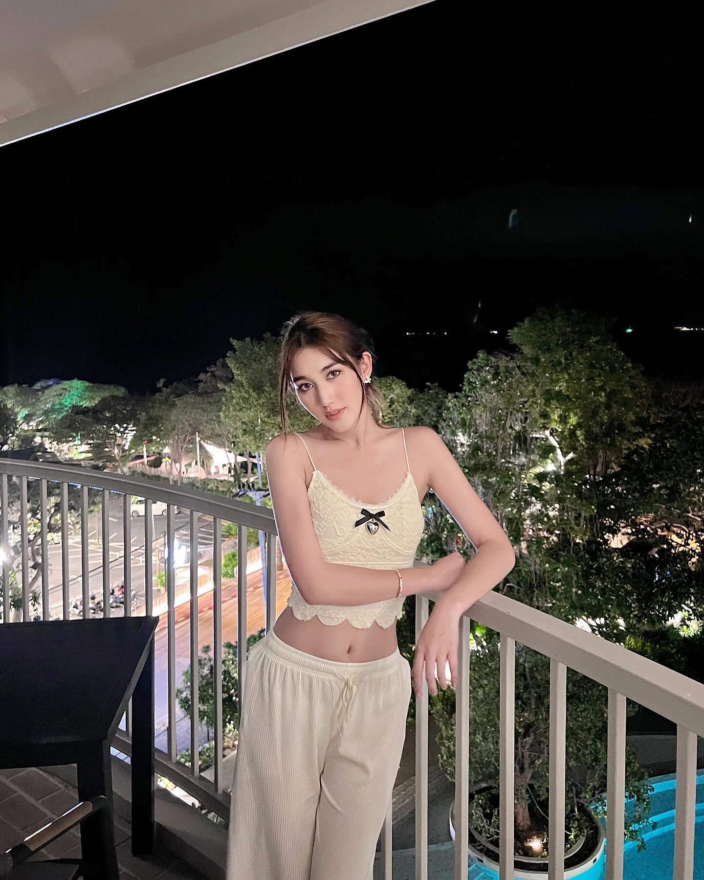 เบส - รักษ์วนีย์ คำสิงห์